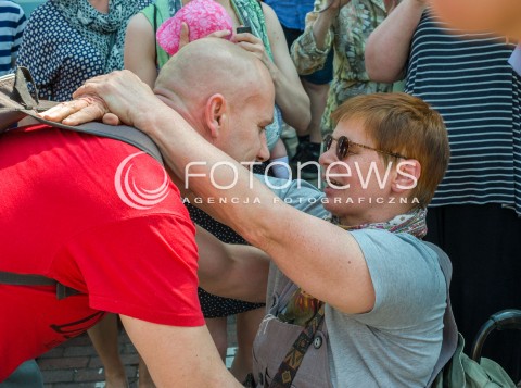  27.05.2018 WARSZAWA<br />KONFERENCJA PRASOWA DOTYCZACA ZAWIESZENIA PROTESTU RODZICOW OSOB NIEPELNOSPRAWNYCH W SEJMIE<br />N/Z JANINA OCHOJSKA PROTESTUJACY W SEJMIE OJCIEC WIKTORII I MAGDY<br /> 