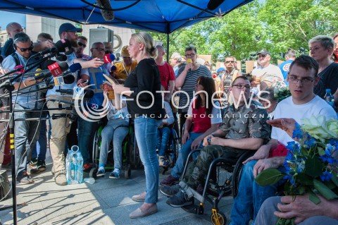 Konferencja dotycząca zawieszenia protestu rodziców osób niepełnosprawnych w Warszawie