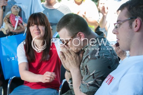  27.05.2018 WARSZAWA<br />KONFERENCJA PRASOWA DOTYCZACA ZAWIESZENIA PROTESTU RODZICOW OSOB NIEPELNOSPRAWNYCH W SEJMIE<br />N/Z KAROLINA HAMER ADRIAN GLINKA KUBA HARTWICH <br /> 