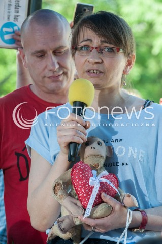  27.05.2018 WARSZAWA<br />KONFERENCJA PRASOWA DOTYCZACA ZAWIESZENIA PROTESTU RODZICOW OSOB NIEPELNOSPRAWNYCH W SEJMIE<br />N/Z KATARZYNA MILEWICZ KAROL MILEWICZ MALPKA POWSTANCZA<br /> 