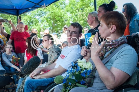  27.05.2018 WARSZAWA<br />KONFERENCJA PRASOWA DOTYCZACA ZAWIESZENIA PROTESTU RODZICOW OSOB NIEPELNOSPRAWNYCH W SEJMIE<br />N/Z JANINA OCHOJSKA KATARZYNA MILEWICZ KAROL MILEWICZ<br /> 