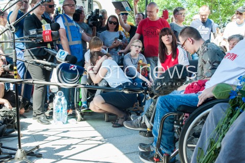  27.05.2018 WARSZAWA<br />KONFERENCJA PRASOWA DOTYCZACA ZAWIESZENIA PROTESTU RODZICOW OSOB NIEPELNOSPRAWNYCH W SEJMIE<br />N/Z MAGDA MILEWICZ WIKTORIA MILEWICZ KATARZYNA MILEWICZ ADRIAN GLINKA KAROLINA HAMER<br /> 