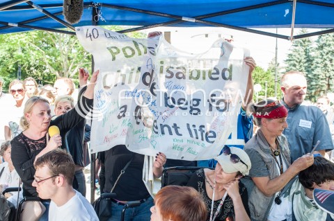  27.05.2018 WARSZAWA<br />KONFERENCJA PRASOWA DOTYCZACA ZAWIESZENIA PROTESTU RODZICOW OSOB NIEPELNOSPRAWNYCH W SEJMIE<br />N/Z IWONA HARTWICH KUBA HARTWICH<br /> 