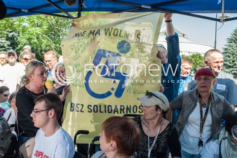  27.05.2018 WARSZAWA<br />KONFERENCJA PRASOWA DOTYCZACA ZAWIESZENIA PROTESTU RODZICOW OSOB NIEPELNOSPRAWNYCH W SEJMIE<br />N/Z IWONA HARTWICH KUBA HARTWICH<br /> 