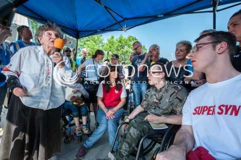  27.05.2018 WARSZAWA<br />KONFERENCJA PRASOWA DOTYCZACA ZAWIESZENIA PROTESTU RODZICOW OSOB NIEPELNOSPRAWNYCH W SEJMIE<br />N/Z WANDA TRACZYK STAWSKA KAROLINA HAMER ADRIAN GLINKA KUBA HARTWICH <br /> 