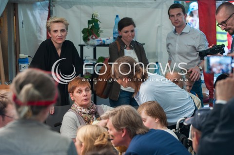  27.05.2018 WARSZAWA<br />KONFERENCJA PRASOWA DOTYCZACA ZAWIESZENIA PROTESTU RODZICOW OSOB NIEPELNOSPRAWNYCH W SEJMIE<br />N/Z JOANNA SCHEURING WIELGUS JANIA OCHOJSKA KINGA GAJEWSKA ADAM SZLAPKA KATARZYNA MILEWICZ<br /> 