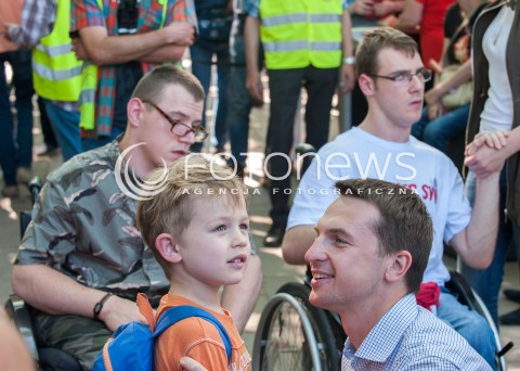  27.05.2018 WARSZAWA<br />KONFERENCJA PRASOWA DOTYCZACA ZAWIESZENIA PROTESTU RODZICOW OSOB NIEPELNOSPRAWNYCH W SEJMIE<br />N/Z ADAM SZLAPKA Z SYNEM KUBA HARTWICH ADRIAN GLINKA<br /> 