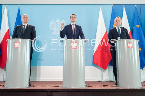  29.05.2018 WARSZAWA<br />KONFERENCJA PREMIERA MATEUSZA MORAWIECKIEGO I MINISTROW JOACHIMA BRUDZINSKIEGO ORAZ HENRYKA KOWALCZYKA NA TEMAT POZAROW WYSYPISK SMIECI <br />N/Z JOACHIM BRUDZINSKI PREMIER MATEUSZ MORAWIECKI HENRYK KOWALCZYK <br /> 