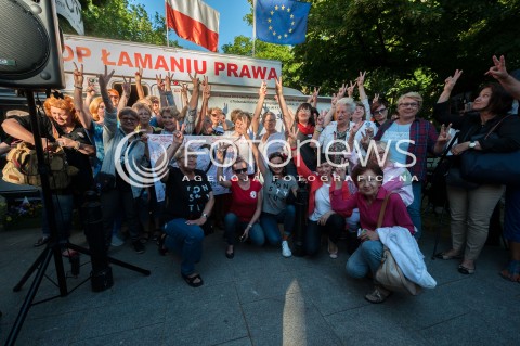  07.06.2018 WARSZAWA<br />KOD ZAKONCZYL PROTEST POD KPRM W WARSZAWIE<br />N/Z UCZESTNICY WYDARZENIA POD PRZYCZEPA KOD<br /> 