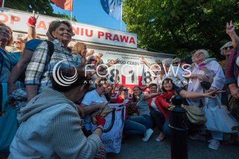  07.06.2018 WARSZAWA<br />KOD ZAKONCZYL PROTEST POD KPRM W WARSZAWIE<br />N/Z UCZESTNICY WYDARZENIA PRZED LICZNIKIEM <br /> 