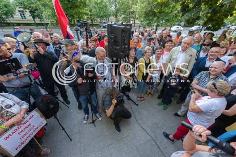  07.06.2018 WARSZAWA<br />KOD ZAKONCZYL PROTEST POD KPRM W WARSZAWIE<br />N/Z UCZESTNICY WYDARZENIA ANDRZEJ RZEPLINSKI JERZY STEPIEN<br /> 