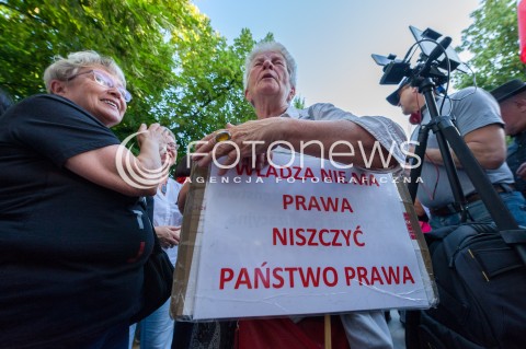  07.06.2018 WARSZAWA<br />KOD ZAKONCZYL PROTEST POD KPRM W WARSZAWIE<br />N/Z UCZESTNICY WYDARZENIA Z TRANSPARENTEM WLADZA NIE MA PRAWA NISZCZYC PRAWA<br /> 