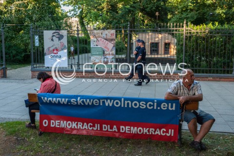  07.06.2018 WARSZAWA<br />KOD ZAKONCZYL PROTEST POD KPRM W WARSZAWIE<br />N/Z UCZESTNICY WYDARZENIA Z TRANSPARENTEM NA TLE POLICJI<br /> 