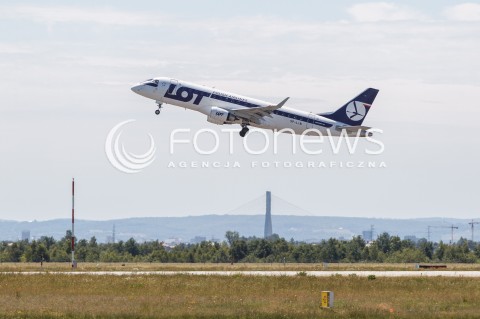  07.06.2018 LOTNISKO RZESZOW JASIONKA<br />ODLOT REPREZENTACJI POLSKI PILKARZY PO ZGRUPOWANIU W ARLAMOWIE NA MECZ DO POZNANIA <br />N/Z SAMOLOT POLSKIE LINIE PLL LOT EMBRAER 175 REJESTRACJA SP-LIN<br /> 