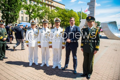  24.06.2018 GDYNIA<br />SWIETO MARYNARKI WOJENNEJ RP Z UDZIALEM PREZYDENTA ANDRZEJA DUDY <br />N/Z ZOLNIERZE POD POMNIKIEM POLSKI MORSKIEJ<br /> 