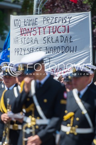  24.06.2018 GDYNIA<br />SWIETO MARYNARKI WOJENNEJ RP Z UDZIALEM PREZYDENTA ANDRZEJA DUDY <br />N/Z TRANSPARENT KTO LAMIE PRZEPISY KONSTYTUCJI NA KTORA SKLADAL PRZYSIEGE NARODOWI JEST ZDRAJCA NARODU<br /> 