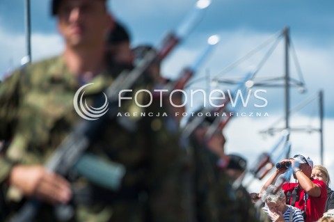  24.06.2018 GDYNIA<br />SWIETO MARYNARKI WOJENNEJ RP Z UDZIALEM PREZYDENTA ANDRZEJA DUDY <br />N/Z WIDZ Z LORNETKA OGLADAJACY DEFILADE WOJSKOWA<br /> 
