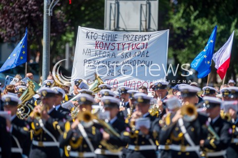  24.06.2018 GDYNIA<br />SWIETO MARYNARKI WOJENNEJ RP Z UDZIALEM PREZYDENTA ANDRZEJA DUDY <br />N/Z TRANSPARENT KTO LAMIE PRZEPISY KONSTYTUCJI NA KTORA SKLADAL PRZYSIEGE NARODOWI JEST ZDRAJCA NARODU<br /> 
