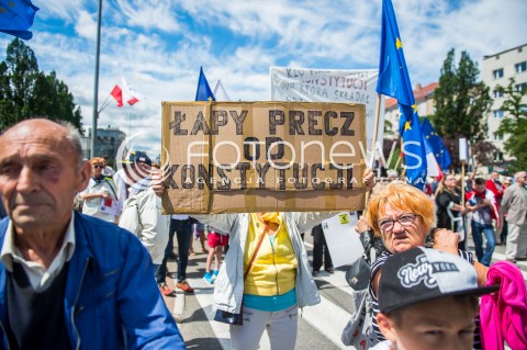  24.06.2018 GDYNIA<br />SWIETO MARYNARKI WOJENNEJ RP Z UDZIALEM PREZYDENTA ANDRZEJA DUDY <br />N/Z TRANSPARENT LAPY PRECZ OD KONSTYTUCJI<br /> 