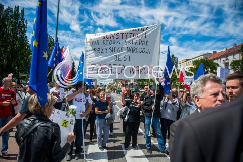  24.06.2018 GDYNIA<br />SWIETO MARYNARKI WOJENNEJ RP Z UDZIALEM PREZYDENTA ANDRZEJA DUDY <br />N/Z TRANSPARENT KTO LAMIE PRZEPISY KONSTYTUCJI NA KTORA SKLADAL PRZYSIEGE NARODOWI JEST ZDRAJCA NARODU<br /> 