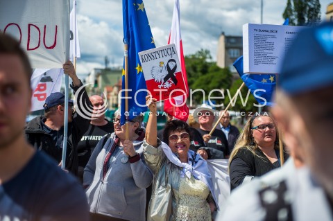  24.06.2018 GDYNIA<br />SWIETO MARYNARKI WOJENNEJ RP Z UDZIALEM PREZYDENTA ANDRZEJA DUDY <br />N/Z KOBIETA TRZYMAJACA TRANSPARENT KONSTYTUCJA RZECZPOSPOLITEJ POLSKIEJ<br /> 