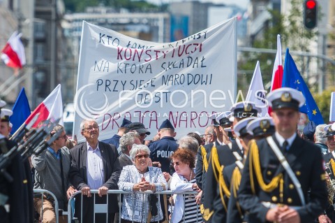  24.06.2018 GDYNIA<br />SWIETO MARYNARKI WOJENNEJ RP Z UDZIALEM PREZYDENTA ANDRZEJA DUDY <br />N/Z TRANSPARENT KTO LAMIE PRZEPISY KONSTYTUCJI NA KTORA SKLADAL PRZYSIEGE NARODOWI JEST ZDRAJCA NARODU POLICJA SPISUJE DEMONSTRUJACYCH<br /> 