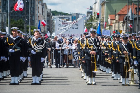  24.06.2018 GDYNIA<br />SWIETO MARYNARKI WOJENNEJ RP Z UDZIALEM PREZYDENTA ANDRZEJA DUDY <br />N/Z TRANSPARENT KTO LAMIE PRZEPISY KONSTYTUCJI NA KTORA SKLADAL PRZYSIEGE NARODOWI JEST ZDRAJCA NARODU POLICJA SPISUJE DEMONSTRUJACYCH<br /> 