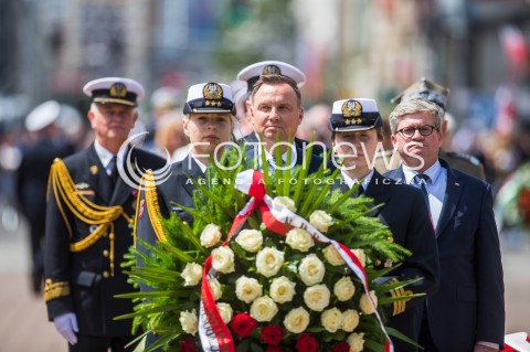  24.06.2018 GDYNIA<br />SWIETO MARYNARKI WOJENNEJ RP Z UDZIALEM PREZYDENTA ANDRZEJA DUDY <br />N/Z PREZYDENT RP ANDRZEJ DUDA SKLADA KWIATY POD POMNIKIEM POLSKI MORSKIEJ<br /> 