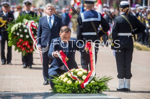  24.06.2018 GDYNIA<br />SWIETO MARYNARKI WOJENNEJ RP Z UDZIALEM PREZYDENTA ANDRZEJA DUDY <br />N/Z PREZYDENT RP ANDRZEJ DUDA SKLADA KWIATY POD POMNIKIEM POLSKI MORSKIEJ<br /> 