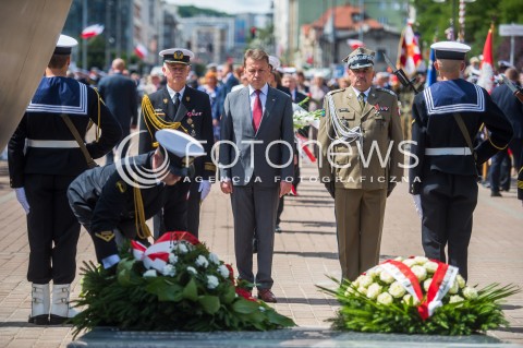  24.06.2018 GDYNIA<br />SWIETO MARYNARKI WOJENNEJ RP Z UDZIALEM PREZYDENTA ANDRZEJA DUDY <br />N/Z MARIUSZ BLASZCZAK SKLADA KWIATY POD POMNIKIEM POLSKI MORSKIEJ<br /> 