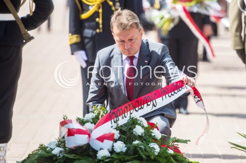  24.06.2018 GDYNIA<br />SWIETO MARYNARKI WOJENNEJ RP Z UDZIALEM PREZYDENTA ANDRZEJA DUDY <br />N/Z MARIUSZ BLASZCZAK SKLADA KWIATY POD POMNIKIEM POLSKI MORSKIEJ<br /> 