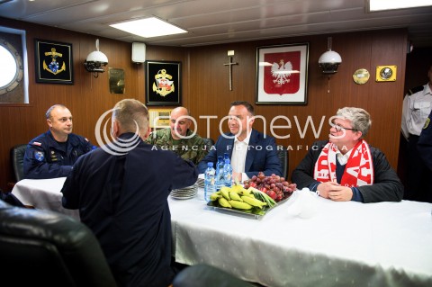  24.06.2018 GDYNIA<br />PREZYDENT ANDRZEJ DUDA KIBICUJE REPREZENTACJI POLSKI W MECZU Z KOLUMBIA NA ORP KAZIMIERZ PULASKI W GDYNI<br />N/Z DOWODCA ORP PULASKI PAWEL WERNER GENERAL JAROSLAW MIKA PREZYDENT ANDRZEJ DUDA PAWEL SOLOCH<br /> 