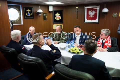  24.06.2018 GDYNIA<br />PREZYDENT ANDRZEJ DUDA KIBICUJE REPREZENTACJI POLSKI W MECZU Z KOLUMBIA NA ORP KAZIMIERZ PULASKI W GDYNI<br />N/Z DOWODCA ORP PULASKI PAWEL WERNER GENERAL JAROSLAW MIKA PREZYDENT ANDRZEJ DUDA PAWEL SOLOCH<br /> 