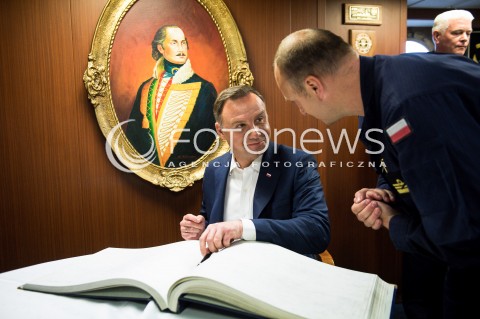  24.06.2018 GDYNIA<br />PREZYDENT ANDRZEJ DUDA KIBICUJE REPREZENTACJI POLSKI W MECZU Z KOLUMBIA NA ORP KAZIMIERZ PULASKI W GDYNI<br />N/Z PREZYDENT ANDRZEJ DUDA DOWODCA ORP PULASKI PAWEL WERNER<br /> 