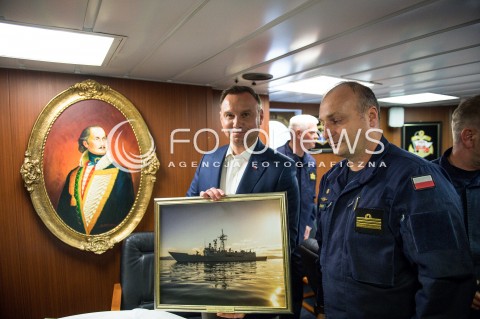  24.06.2018 GDYNIA<br />PREZYDENT ANDRZEJ DUDA KIBICUJE REPREZENTACJI POLSKI W MECZU Z KOLUMBIA NA ORP KAZIMIERZ PULASKI W GDYNI<br />N/Z PREZYDENT ANDRZEJ DUDA DOWODCA ORP PULASKI PAWEL WERNER<br /> 