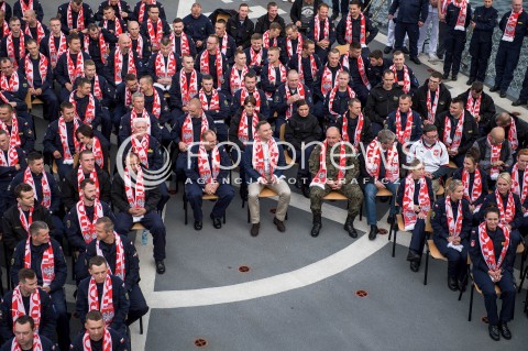  24.06.2018 GDYNIA<br />PREZYDENT ANDRZEJ DUDA KIBICUJE REPREZENTACJI POLSKI W MECZU Z KOLUMBIA NA ORP KAZIMIERZ PULASKI W GDYNI<br />N/Z DOWODCA ORP PULASKI PAWEL WERNER GENERAL JAROSLAW MIKA PREZYDENT ANDRZEJ DUDA PAWEL SOLOCH<br /> 
