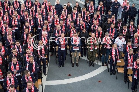  24.06.2018 GDYNIA<br />PREZYDENT ANDRZEJ DUDA KIBICUJE REPREZENTACJI POLSKI W MECZU Z KOLUMBIA NA ORP KAZIMIERZ PULASKI W GDYNI<br />N/Z DOWODCA ORP PULASKI PAWEL WERNER GENERAL JAROSLAW MIKA PREZYDENT ANDRZEJ DUDA PAWEL SOLOCH PODCZAS HYMNU POLSKI<br /> 