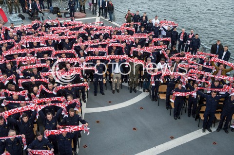  24.06.2018 GDYNIA<br />PREZYDENT ANDRZEJ DUDA KIBICUJE REPREZENTACJI POLSKI W MECZU Z KOLUMBIA NA ORP KAZIMIERZ PULASKI W GDYNI<br />N/Z DOWODCA ORP PULASKI PAWEL WERNER GENERAL JAROSLAW MIKA PREZYDENT ANDRZEJ DUDA PAWEL SOLOCH PODNOSZA SZALIKI<br /> 