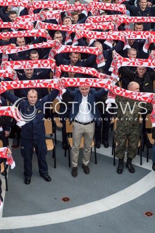  24.06.2018 GDYNIA<br />PREZYDENT ANDRZEJ DUDA KIBICUJE REPREZENTACJI POLSKI W MECZU Z KOLUMBIA NA ORP KAZIMIERZ PULASKI W GDYNI<br />N/Z DOWODCA ORP PULASKI PAWEL WERNER GENERAL JAROSLAW MIKA PREZYDENT ANDRZEJ DUDA Z SZALIKAMI W GORZE<br /> 