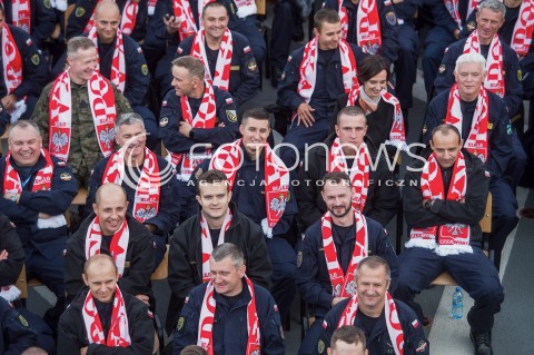  24.06.2018 GDYNIA<br />PREZYDENT ANDRZEJ DUDA KIBICUJE REPREZENTACJI POLSKI W MECZU Z KOLUMBIA NA ORP KAZIMIERZ PULASKI W GDYNI<br />N/Z ZOLNIERZE MARYNARKI WOJENNEJ W SZALIKACH POLSKI<br /> 
