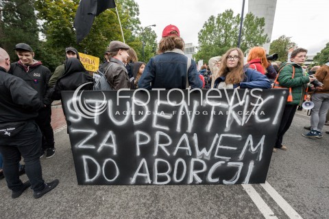  02.07.2018 WARSZAWA SEJM <br />POSIEDZENIE KOMISJI POLITYKI SPOLECZNEJ<br />PRACE NAD ZAOSTRZENIEM PRAWA ABORCYJNEGO <br />N/Z PROTESTUJACY PRZED SEJMEM<br /> 