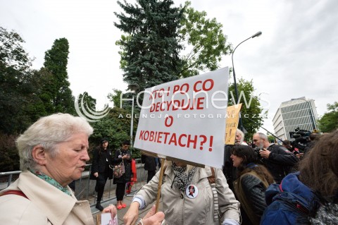  02.07.2018 WARSZAWA SEJM <br />POSIEDZENIE KOMISJI POLITYKI SPOLECZNEJ<br />PRACE NAD ZAOSTRZENIEM PRAWA ABORCYJNEGO <br />N/Z PROTESTUJACY PRZED SEJMEM<br /> 