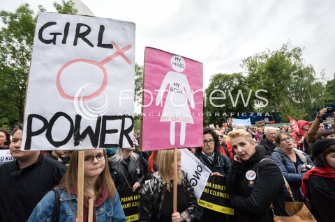  02.07.2018 WARSZAWA SEJM <br />POSIEDZENIE KOMISJI POLITYKI SPOLECZNEJ<br />PRACE NAD ZAOSTRZENIEM PRAWA ABORCYJNEGO <br />N/Z JOANNA SCHEURING WIELGUS PROTESTUJACY PRZED SEJMEM<br /> 