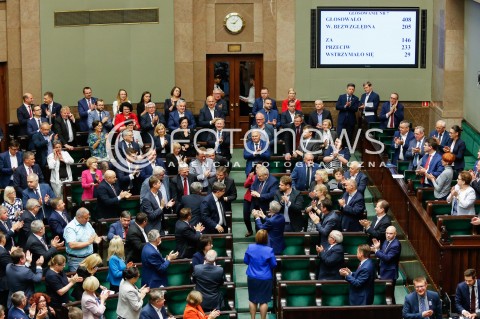  03.07.2018 WARSZAWA SEJM <br />POSIEDZENIE SEJMU <br />GLOSOWANIE NAD WNIOSKIEM O ODWOLANIE MARSZALKA MARKA KUCHCINSKIEGO <br />N/Z MAREK KUCHCINSKI POSLOWIE BRAWA GRATULACJE<br /> 