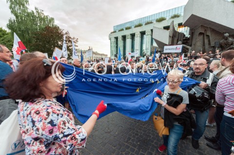  03.07.2018 WARSZAWA<br />PROTEST POD SADEM NAJWYZSZYM<br />N/Z UCZESTNICY WYDARZENIA Z FLAGA UNII EUROPEJSKIEJ<br /> 