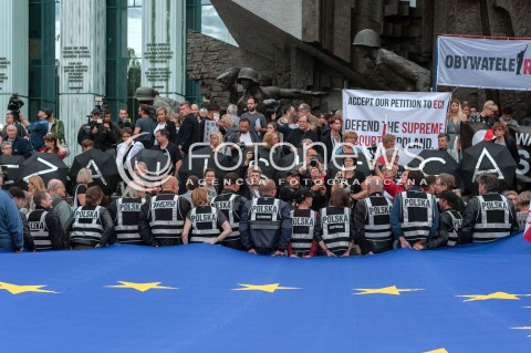  03.07.2018 WARSZAWA<br />PROTEST POD SADEM NAJWYZSZYM<br />N/Z UCZESTNICY WYDARZENIA Z FLAGA UNII EUROPEJSKIEJ POLSKA<br /> 