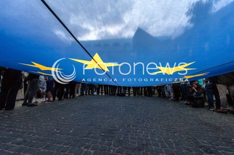  03.07.2018 WARSZAWA<br />PROTEST POD SADEM NAJWYZSZYM<br />N/Z UCZESTNICY WYDARZENIA Z FLAGA UNII EUROPEJSKIEJ<br /> 