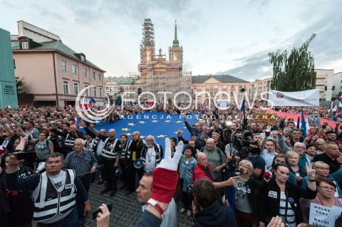  03.07.2018 WARSZAWA<br />PROTEST POD SADEM NAJWYZSZYM<br />N/Z UCZESTNICY WYDARZENIA Z FLAGA UNII EUROPEJSKIEJ<br /> 