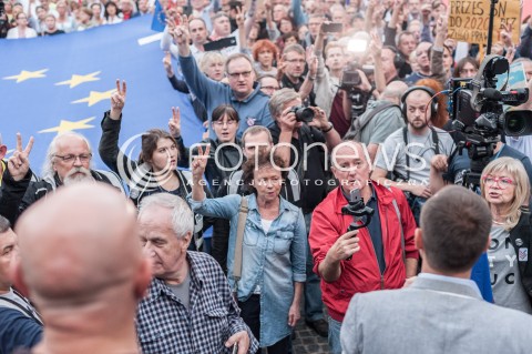  03.07.2018 WARSZAWA<br />PROTEST POD SADEM NAJWYZSZYM<br />N/Z UCZESTNICY WYDARZENIA Z FLAGA UNII EUROPEJSKIEJ JOANNA SZCZEPKOWSKA KRZYSZTOF LUFT<br /> 