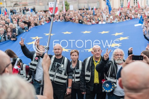  03.07.2018 WARSZAWA<br />PROTEST POD SADEM NAJWYZSZYM<br />N/Z UCZESTNICY WYDARZENIA Z FLAGA UNII EUROPEJSKIEJ<br /> 